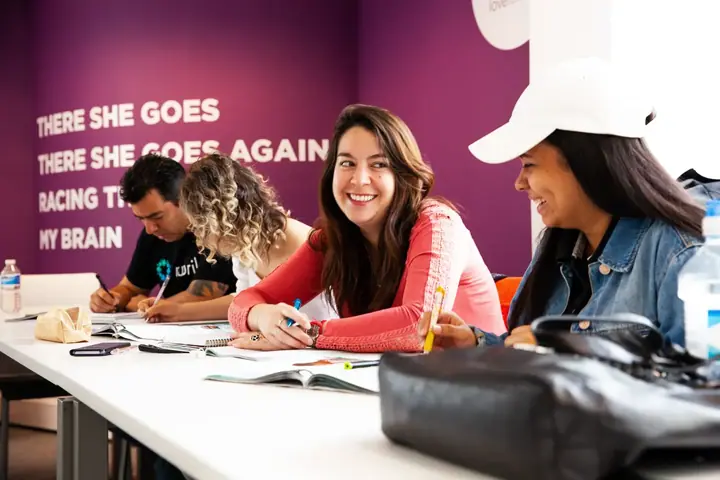 étudiants rigolent