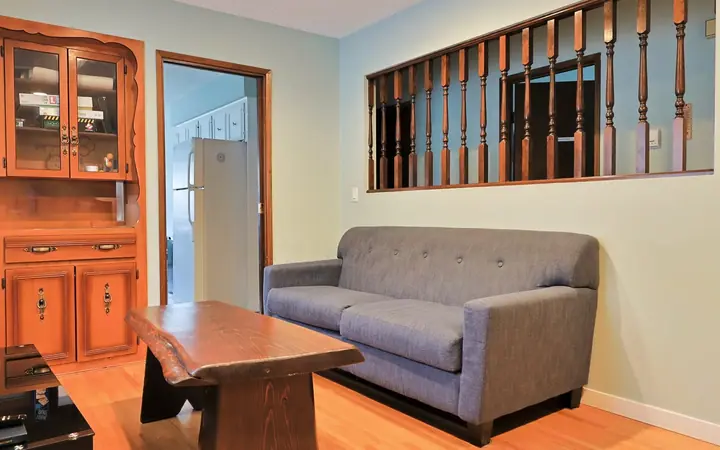 Salon — Student House Budget - Single 19+ - Vancouver, CEL à CEL : cours d'anglais & tarifs | Move and Study