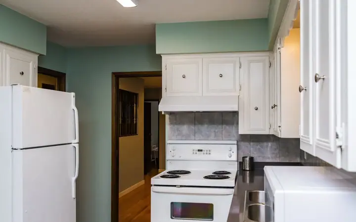 Cuisine — Student House Budget - Single 19+ - Vancouver, CEL à CEL : cours d'anglais & tarifs | Move and Study