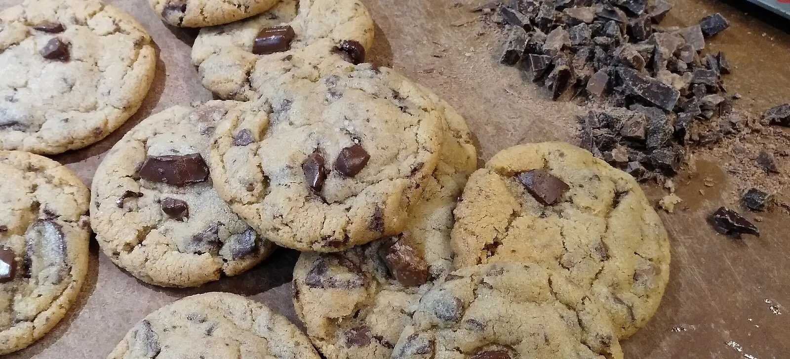 Cookies aux pépites de chocolat sur une planche