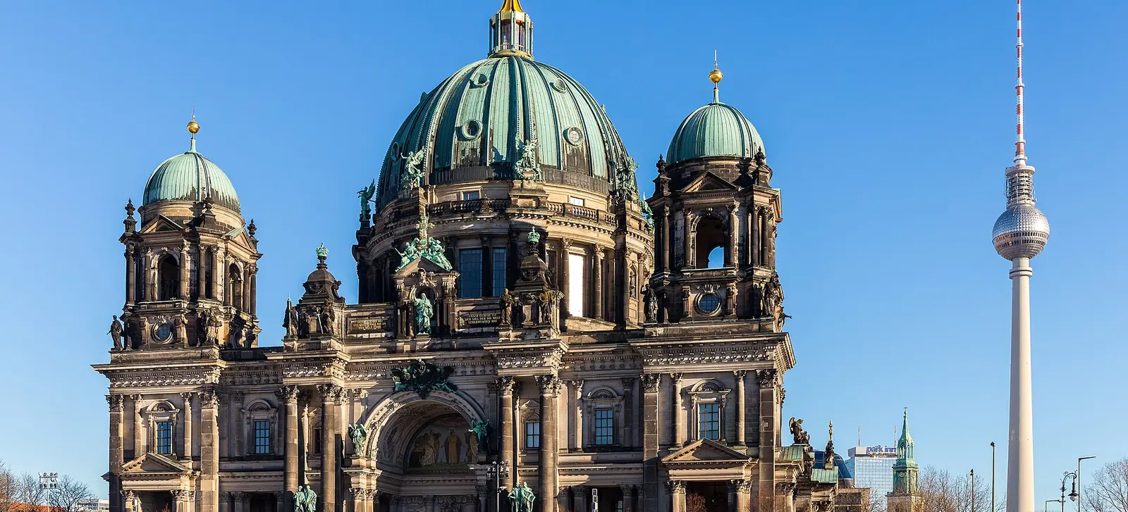 Cathédrale de Berlin et tour de télévision sous un ciel bleu