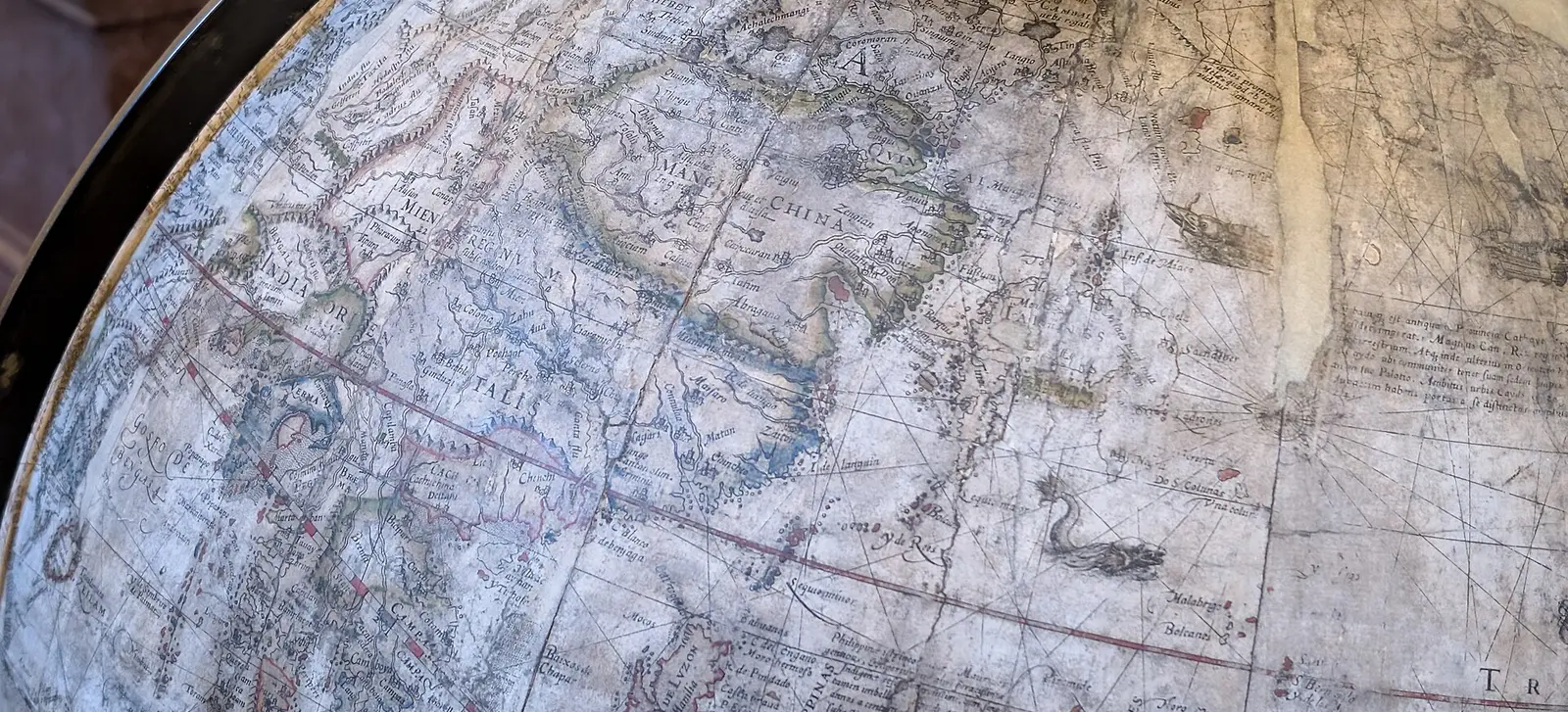 Globe terrestre ancien, détail d'une carte du monde