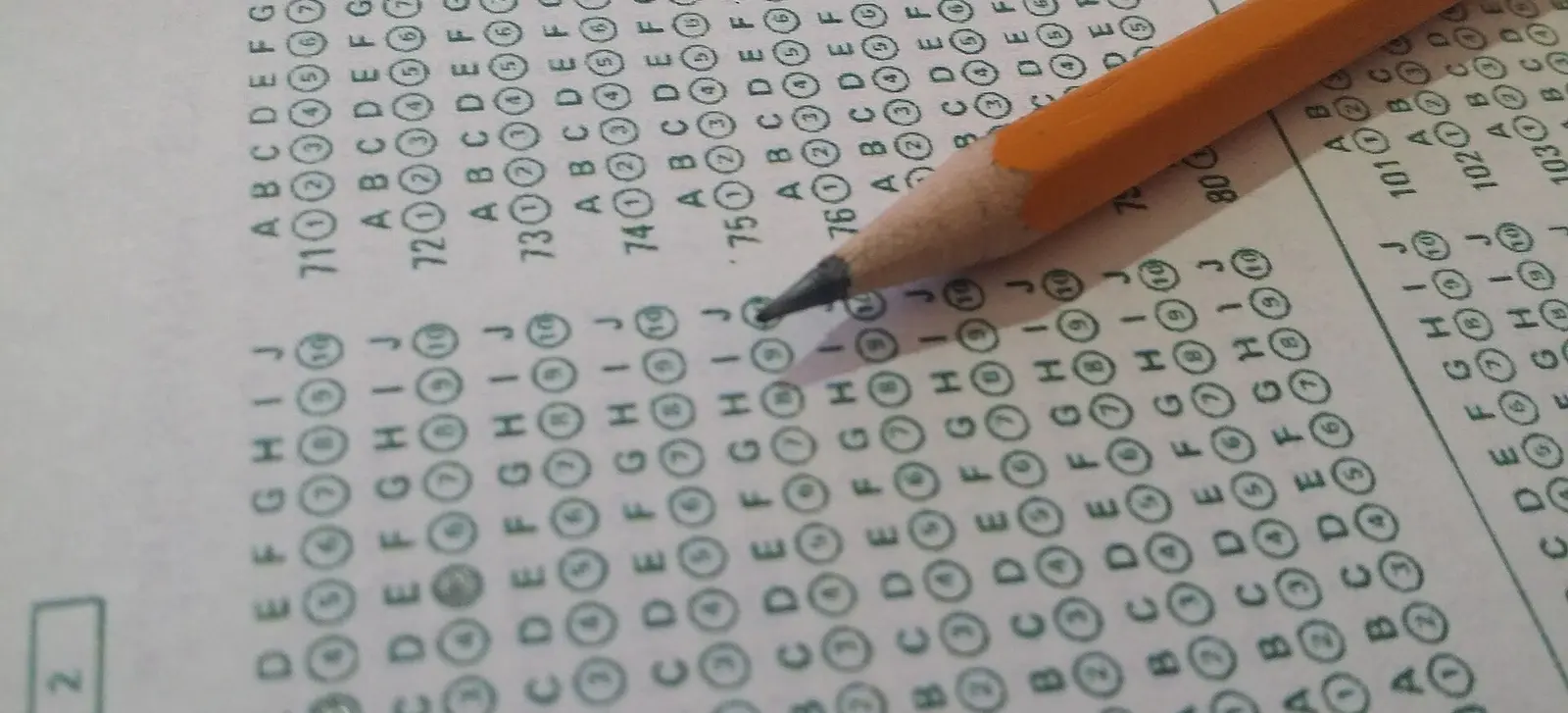 Crayon posé sur une grille de réponses à choix multiples