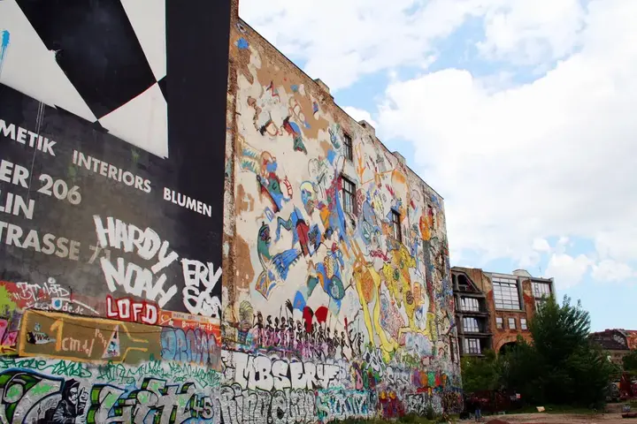 Façade couverte de graffitis dans une ville allemande
