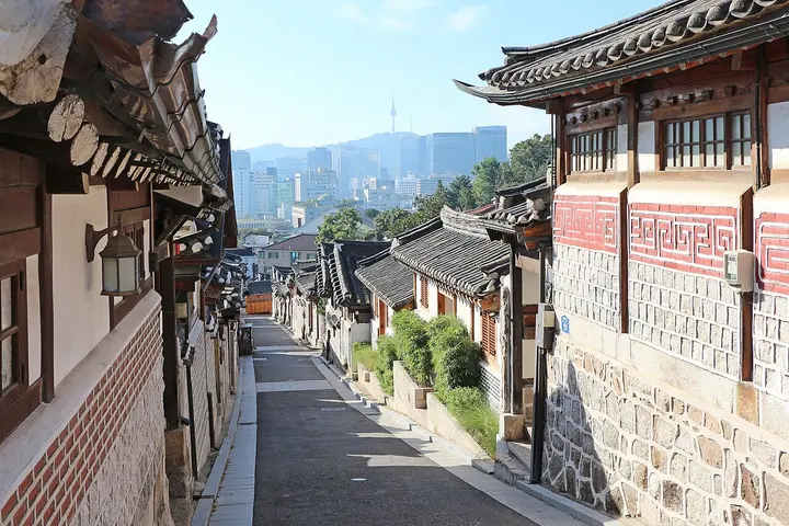 Ruelle de maisons traditionnelles hanok à Séoul, avec la tour N Seoul au loin