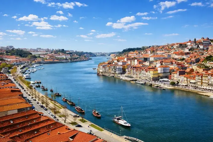 Le fleuve Douro et les toits de Porto