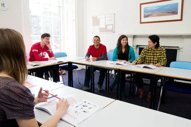 Étudiants en cours-École Kaplan à Édimbourg