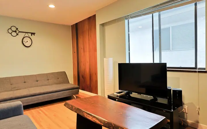Salon — Student House Budget - Single 19+ - Vancouver, CEL à CEL : cours d'anglais & tarifs | Move and Study